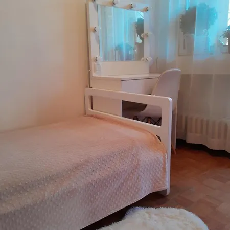 Cosy Single With Balcony In Location *